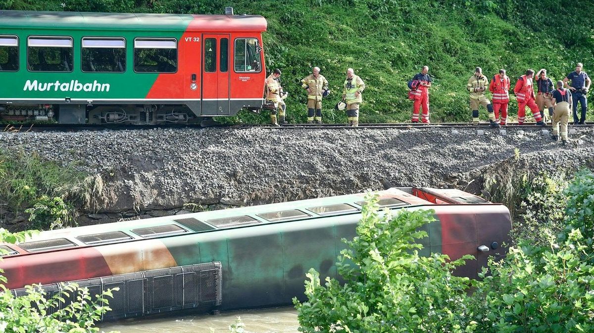 U Salcburku vykolejil vlak se školáky. Jeden z vagónů se zřítil do řeky